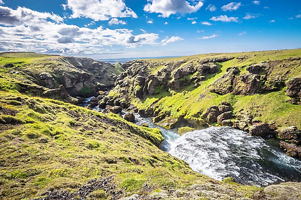 포토 JPG 주간 구름 해외풍경 해외 유럽 자연 하늘 아이슬란드 풍경 잔디 사람없음 야외 강 트래킹 바위 국내포토 자연요소 식물 나라 레저 돌_바위 생태계 파일형식