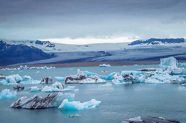 포토 JPG 주간 구름 해외풍경 해외 유럽 호수 자연 하늘 산 아이슬란드 풍경 사람없음 야외 바위 빙하 선박 요쿨살롱 국내포토 자연요소 나라 수상교통 돌_바위 생태계 파일형식