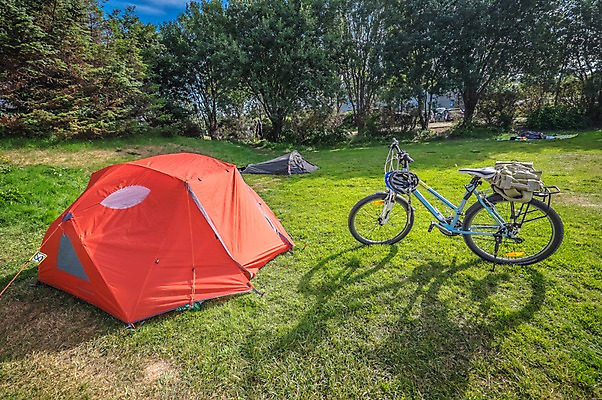 포토 JPG 주간 나무 해외풍경 해외 유럽 아이슬란드 텐트 잔디 사람없음 야외 자전거 캠핑장 레이캬비크 국내포토 자연요소 식물 나라 캠핑도구 풍경 바이크 캠핑 파일형식