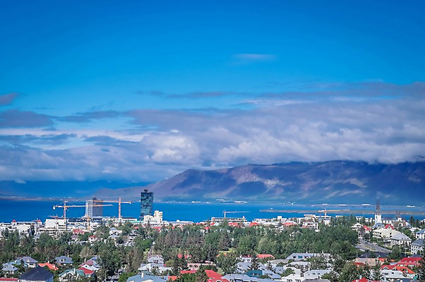 포토 JPG 주간 구름 해외풍경 해외 유럽 바다 하늘 산 주택 아이슬란드 사람없음 야외 마을 기중기 레이캬비크 국내포토 자연요소 나라 풍경 건물 중장비 파일형식