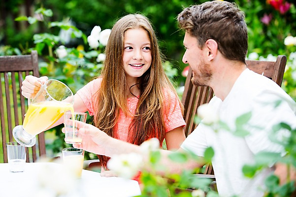 포토 JPG 주간 서양인 백인 여자 남자 딸 가족 중학생 잔 미소 들기 앉기 상반신 성인 야외 두명 30대 마주보기 식사 아빠 붓기 오렌지주스 체코 부녀 국내포토 자연요소 외국인 학생 식기 유럽 관계 모션 청소년 표정 사람 장년 과일주스 파일형식