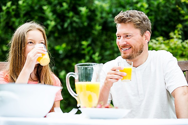 포토 JPG 주간 서양인 백인 여자 남자 딸 가족 중학생 잔 미소 들기 앉기 상반신 성인 야외 두명 앞모습 30대 식사 마시기 아빠 오렌지주스 체코 부녀 국내포토 자연요소 외국인 학생 식기 유럽 뷰포인트 관계 모션 청소년 표정 사람 장년 과일주스 파일형식
