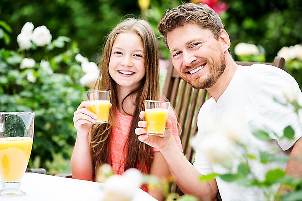 포토 JPG 주간 서양인 백인 여자 남자 딸 가족 중학생 잔 미소 들기 앉기 상반신 성인 야외 두명 앞모습 30대 식사 아빠 오렌지주스 체코 부녀 국내포토 자연요소 외국인 학생 식기 유럽 뷰포인트 관계 모션 청소년 표정 사람 장년 과일주스 파일형식