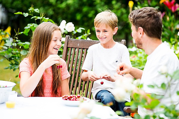 포토 JPG 주간 서양인 백인 여자 남자 딸 아들 초등학생 가족 중학생 미소 들기 앉기 상반신 성인 야외 세명 30대 식사 체리 아빠 체코 국내포토 자연요소 외국인 학생 유럽 과일 관계 모션 청소년 표정 사람 장년 파일형식