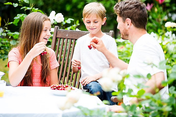포토 JPG 주간 서양인 백인 여자 남자 딸 아들 초등학생 가족 중학생 미소 들기 앉기 상반신 성인 야외 세명 30대 식사 체리 아빠 체코 국내포토 자연요소 외국인 학생 유럽 과일 관계 모션 청소년 표정 사람 장년 파일형식