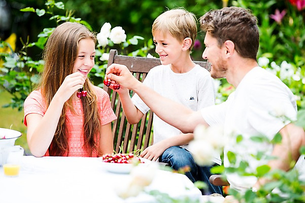 포토 JPG 주간 서양인 백인 여자 남자 딸 아들 초등학생 가족 중학생 미소 들기 앉기 상반신 성인 야외 세명 30대 식사 체리 아빠 체코 국내포토 자연요소 외국인 학생 유럽 과일 관계 모션 청소년 표정 사람 장년 파일형식
