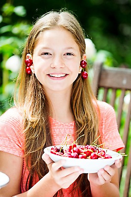 포토 JPG 주간 서양인 백인 접시 여자 중학생 매달리기 한명 미소 들기 상반신 야외 앞모습 귀걸이 체리 여중생 체코 십대여자한명만 국내포토 자연요소 외국인 1 학생 식기 유럽 뷰포인트 과일 장신구 모션 청소년 표정 사람 여자한명만 십대여자만 파일형식