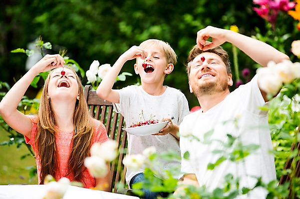 포토 JPG 주간 서양인 백인 여자 남자 딸 아들 초등학생 가족 중학생 입벌림 미소 들기 앉기 상반신 성인 야외 앞모습 세명 30대 식사 체리 아빠 먹기 체코 국내포토 자연요소 외국인 학생 유럽 뷰포인트 과일 관계 모션 청소년 표정 사람 장년 파일형식