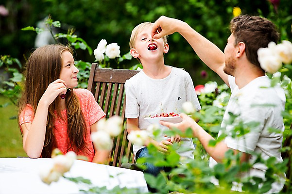 포토 JPG 주간 서양인 백인 여자 남자 딸 아들 초등학생 가족 중학생 입벌림 들기 앉기 상반신 성인 야외 앞모습 세명 30대 식사 체리 아빠 먹기 먹여주기 체코 국내포토 자연요소 외국인 학생 유럽 뷰포인트 과일 관계 모션 청소년 표정 사람 장년 파일형식
