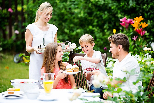 포토 JPG 주간 서양인 백인 여자 남자 딸 아들 초등학생 가족 중학생 엄마 쟁반 서기 들기 앉기 여러명 상반신 성인 야외 30대 식사 체리 아빠 컵케이크 체코 식사준비 놓기 국내포토 자연요소 외국인 학생 유럽 다수 과일 관계 모션 청소년 사람 장년 케이크 준비 파일형식