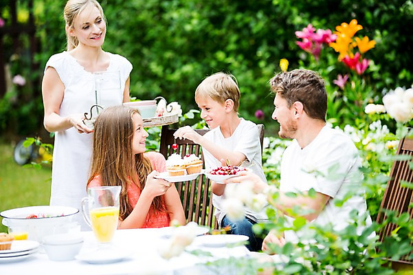 포토 JPG 주간 서양인 백인 여자 남자 딸 아들 초등학생 가족 중학생 엄마 쟁반 서기 들기 앉기 여러명 상반신 성인 야외 30대 식사 체리 아빠 컵케이크 체코 식사준비 놓기 국내포토 자연요소 외국인 학생 유럽 다수 과일 관계 모션 청소년 사람 장년 케이크 준비 파일형식