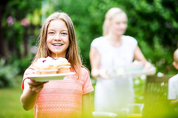 포토 JPG 주간 서양인 백인 접시 여자 중학생 미소 들기 상반신 야외 앞모습 아웃포커스 세명 컵케이크 체코 국내포토 자연요소 외국인 학생 식기 유럽 뷰포인트 모션 청소년 촬영기법 표정 사람 케이크 파일형식