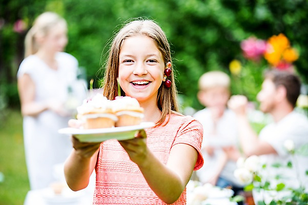 포토 JPG 주간 서양인 백인 접시 여자 중학생 미소 들기 여러명 상반신 야외 앞모습 아웃포커스 컵케이크 체코 국내포토 자연요소 외국인 학생 식기 유럽 뷰포인트 다수 모션 청소년 촬영기법 표정 사람 케이크 파일형식