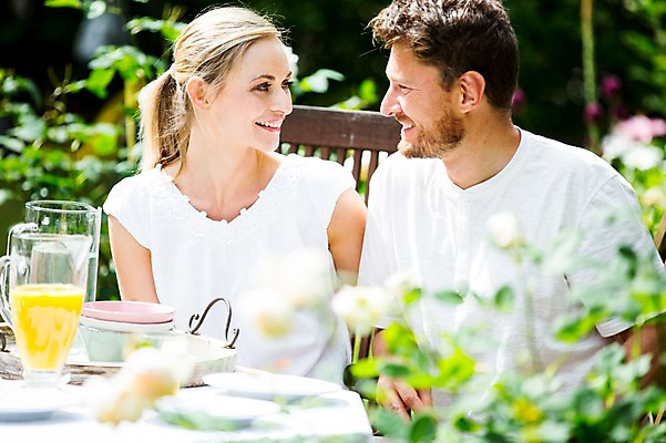 포토 JPG 주간 서양인 백인 부부 여자 남자 미소 앉기 상반신 성인 야외 두명 앞모습 30대 마주보기 식사 체코 성인만 국내포토 자연요소 외국인 커플 유럽 뷰포인트 모션 표정 사람 장년 파일형식