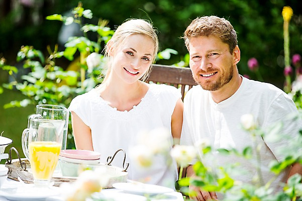 포토 JPG 주간 서양인 백인 부부 여자 남자 미소 앉기 상반신 성인 야외 두명 앞모습 30대 식사 체코 성인만 국내포토 자연요소 외국인 커플 유럽 뷰포인트 모션 표정 사람 장년 파일형식