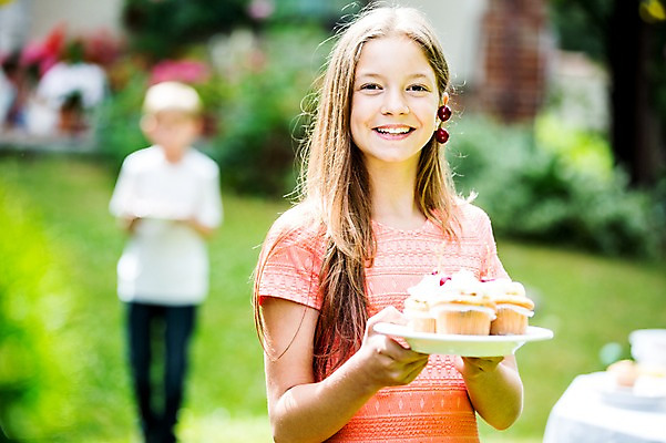 포토 JPG 주간 서양인 백인 접시 여자 중학생 미소 들기 상반신 야외 두명 앞모습 아웃포커스 컵케이크 여중생 체코 여자만 국내포토 자연요소 외국인 학생 식기 유럽 뷰포인트 모션 청소년 촬영기법 표정 사람 케이크 파일형식