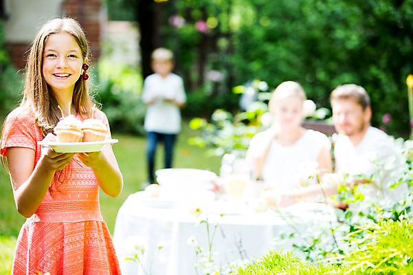 포토 JPG 주간 서양인 백인 접시 여자 중학생 미소 들기 여러명 상반신 야외 앞모습 아웃포커스 컵케이크 체코 국내포토 자연요소 외국인 학생 식기 유럽 뷰포인트 다수 모션 청소년 촬영기법 표정 사람 케이크 파일형식