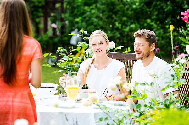 포토 JPG 주간 서양인 백인 여자 남자 딸 가족 중학생 엄마 서기 미소 앉기 상반신 성인 야외 앞모습 뒷모습 세명 30대 식사 아빠 컵케이크 체코 국내포토 자연요소 외국인 학생 유럽 뷰포인트 관계 모션 청소년 표정 사람 장년 케이크 파일형식