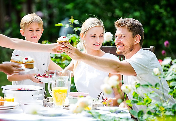 포토 JPG 주간 서양인 백인 여자 남자 아들 초등학생 가족 엄마 서기 들기 앉기 여러명 상반신 성인 야외 30대 식사 체리 아빠 컵케이크 주기 체코 획득 국내포토 자연요소 외국인 학생 유럽 다수 과일 관계 모션 사람 장년 케이크 파일형식