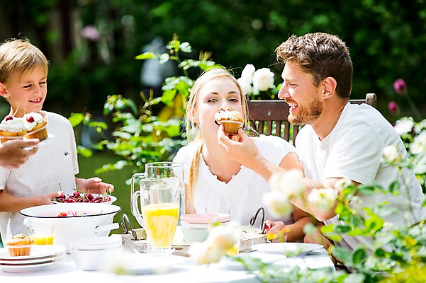 포토 JPG 주간 서양인 백인 여자 남자 아들 초등학생 가족 엄마 서기 들기 앉기 여러명 상반신 성인 야외 30대 식사 체리 아빠 컵케이크 먹기 체코 국내포토 자연요소 외국인 학생 유럽 다수 과일 관계 모션 사람 장년 케이크 파일형식