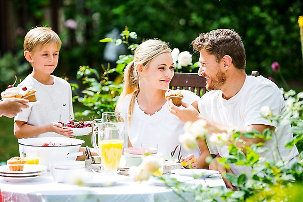 포토 JPG 주간 서양인 백인 여자 남자 아들 초등학생 가족 엄마 서기 미소 들기 앉기 여러명 상반신 성인 야외 30대 마주보기 식사 체리 아빠 컵케이크 체코 국내포토 자연요소 외국인 학생 유럽 다수 과일 관계 모션 표정 사람 장년 케이크 파일형식