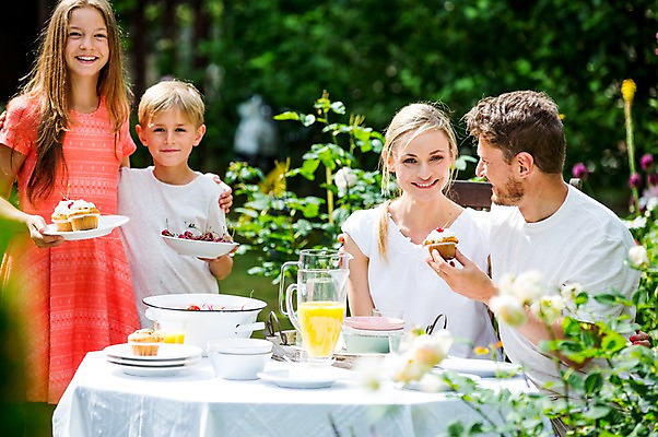 포토 JPG 주간 서양인 백인 여자 남자 딸 아들 초등학생 가족 중학생 엄마 어깨동무 서기 미소 들기 앉기 여러명 상반신 성인 야외 앞모습 30대 식사 체리 아빠 컵케이크 체코 국내포토 자연요소 외국인 학생 유럽 뷰포인트 포즈 다수 과일 관계 모션 청소년 표정 사람 장년 케이크 파일형식