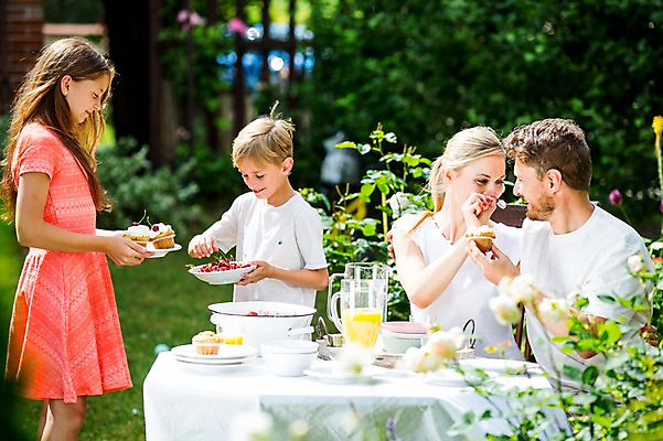 포토 JPG 주간 서양인 백인 여자 남자 딸 아들 초등학생 가족 중학생 엄마 서기 들기 앉기 여러명 상반신 성인 야외 옆모습 30대 식사 체리 아빠 컵케이크 먹기 먹여주기 체코 국내포토 자연요소 외국인 학생 유럽 뷰포인트 다수 과일 관계 모션 청소년 사람 장년 케이크 파일형식