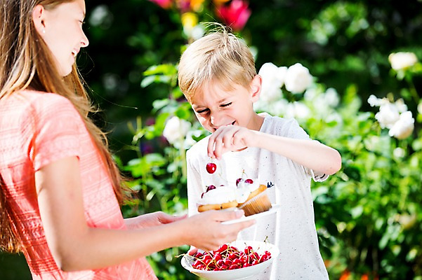 포토 JPG 주간 서양인 백인 여자 남자 초등학생 중학생 남매 미소 들기 상반신 야외 두명 앞모습 옆모습 체리 컵케이크 체코 남동생 누나 놓기 국내포토 자연요소 외국인 학생 유럽 뷰포인트 과일 가족 모션 청소년 표정 사람 케이크 동생 파일형식
