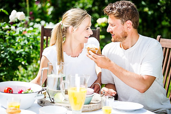 포토 JPG 주간 서양인 백인 부부 여자 남자 미소 들기 앉기 상반신 성인 야외 두명 앞모습 30대 마주보기 식사 컵케이크 체코 성인만 국내포토 자연요소 외국인 커플 유럽 뷰포인트 모션 표정 사람 장년 케이크 파일형식