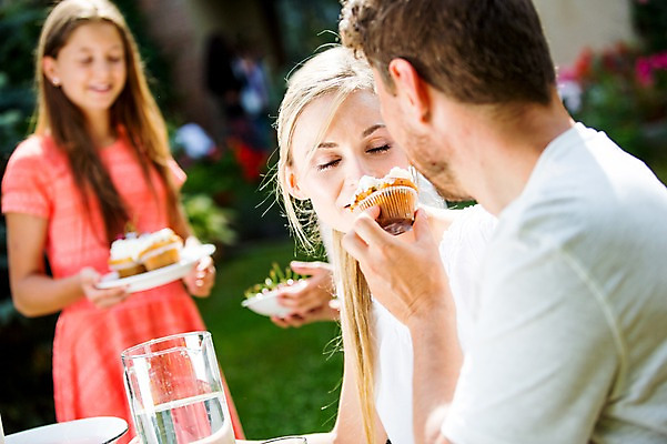 포토 JPG 주간 서양인 백인 부부 여자 남자 중학생 들기 상반신 성인 야외 세명 30대 눈감음 식사 컵케이크 먹기 먹여주기 체코 국내포토 자연요소 외국인 학생 커플 유럽 모션 청소년 사람 장년 케이크 파일형식