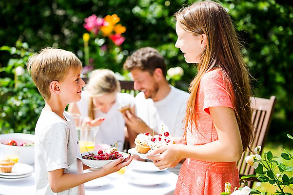 포토 JPG 주간 서양인 백인 여자 남자 딸 아들 초등학생 가족 중학생 엄마 서기 미소 들기 앉기 여러명 상반신 성인 야외 옆모습 30대 마주보기 체리 아빠 컵케이크 체코 국내포토 자연요소 외국인 학생 유럽 뷰포인트 다수 과일 관계 모션 청소년 표정 사람 장년 케이크 파일형식