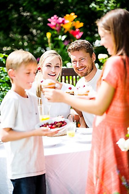 포토 JPG 주간 서양인 백인 여자 남자 딸 아들 초등학생 가족 중학생 엄마 서기 미소 들기 앉기 여러명 상반신 성인 야외 앞모습 옆모습 30대 식사 체리 아빠 컵케이크 먹기 먹여주기 체코 국내포토 자연요소 외국인 학생 유럽 뷰포인트 다수 과일 관계 모션 청소년 표정 사람 장년 케이크 파일형식