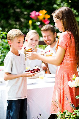 포토 JPG 주간 서양인 백인 여자 남자 딸 아들 초등학생 가족 중학생 엄마 서기 미소 들기 앉기 여러명 상반신 성인 야외 앞모습 옆모습 30대 식사 체리 아빠 컵케이크 먹기 먹여주기 체코 국내포토 자연요소 외국인 학생 유럽 뷰포인트 다수 과일 관계 모션 청소년 표정 사람 장년 케이크 파일형식