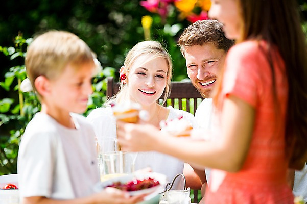 포토 JPG 주간 서양인 백인 여자 남자 딸 아들 초등학생 가족 중학생 엄마 서기 미소 들기 앉기 여러명 상반신 성인 야외 앞모습 옆모습 30대 식사 체리 아빠 컵케이크 먹기 먹여주기 체코 국내포토 자연요소 외국인 학생 유럽 뷰포인트 다수 과일 관계 모션 청소년 표정 사람 장년 케이크 파일형식