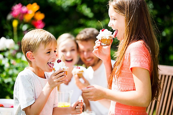 포토 JPG 주간 서양인 백인 여자 남자 초등학생 가족 중학생 남매 들기 여러명 상반신 야외 옆모습 아웃포커스 식사 핥기 컵케이크 먹기 체코 남동생 누나 국내포토 자연요소 외국인 학생 유럽 뷰포인트 다수 관계 모션 청소년 촬영기법 사람 케이크 동생 파일형식