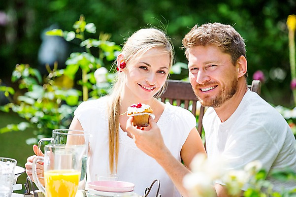 포토 JPG 주간 서양인 백인 부부 여자 남자 미소 들기 앉기 상반신 성인 야외 두명 앞모습 옆모습 30대 식사 컵케이크 체코 성인만 국내포토 자연요소 외국인 커플 유럽 뷰포인트 모션 표정 사람 장년 케이크 파일형식
