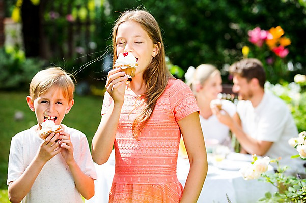 포토 JPG 주간 서양인 백인 여자 남자 초등학생 가족 중학생 남매 들기 여러명 상반신 야외 앞모습 아웃포커스 눈감음 식사 컵케이크 먹기 체코 남동생 누나 국내포토 자연요소 외국인 학생 유럽 뷰포인트 다수 관계 모션 청소년 촬영기법 사람 케이크 동생 파일형식