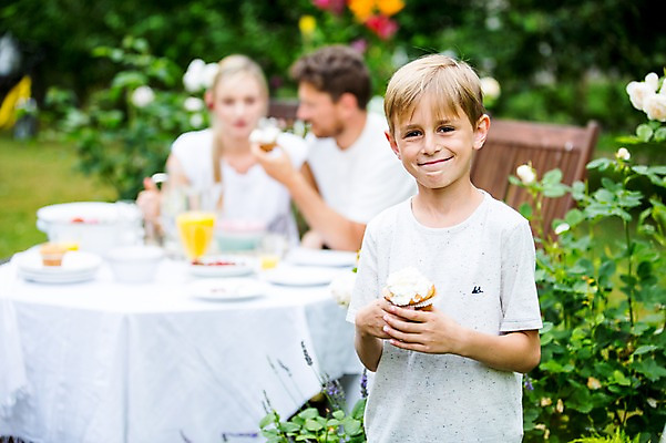 포토 JPG 주간 서양인 백인 남자 초등학생 들기 상반신 야외 앞모습 아웃포커스 세명 컵케이크 체코 국내포토 자연요소 외국인 학생 유럽 뷰포인트 모션 촬영기법 사람 케이크 파일형식