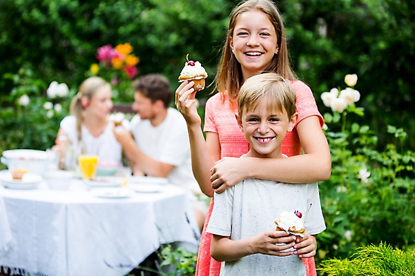 포토 JPG 주간 서양인 백인 여자 남자 초등학생 가족 중학생 남매 서기 미소 들기 여러명 상반신 야외 앞모습 아웃포커스 컵케이크 체코 백허그 남동생 누나 국내포토 자연요소 외국인 학생 유럽 뷰포인트 다수 관계 모션 포옹 청소년 촬영기법 표정 사람 케이크 동생 파일형식