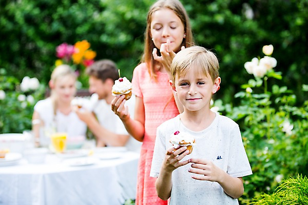 포토 JPG 주간 서양인 백인 여자 남자 초등학생 가족 중학생 남매 서기 들기 여러명 상반신 야외 앞모습 아웃포커스 컵케이크 체코 남동생 누나 국내포토 자연요소 외국인 학생 유럽 뷰포인트 다수 관계 모션 청소년 촬영기법 사람 케이크 동생 파일형식