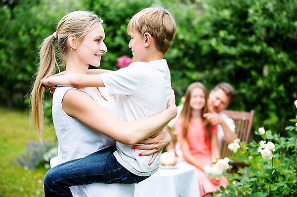 포토 JPG 주간 서양인 백인 여자 남자 아들 초등학생 가족 안기 포옹 엄마 미소 여러명 상반신 성인 야외 옆모습 아웃포커스 30대 마주보기 체코 국내포토 자연요소 외국인 학생 유럽 뷰포인트 다수 관계 모션 촬영기법 표정 사람 장년 파일형식