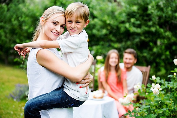 포토 JPG 주간 서양인 백인 여자 남자 아들 초등학생 가족 안기 포옹 엄마 미소 여러명 상반신 성인 야외 옆모습 아웃포커스 30대 체코 국내포토 자연요소 외국인 학생 유럽 뷰포인트 다수 관계 모션 촬영기법 표정 사람 장년 파일형식
