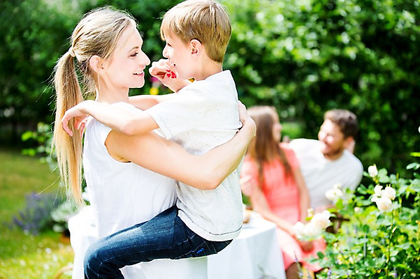 포토 JPG 주간 서양인 백인 여자 남자 아들 초등학생 가족 안기 포옹 엄마 미소 여러명 상반신 성인 야외 옆모습 아웃포커스 30대 마주보기 체코 국내포토 자연요소 외국인 학생 유럽 뷰포인트 다수 관계 모션 촬영기법 표정 사람 장년 파일형식