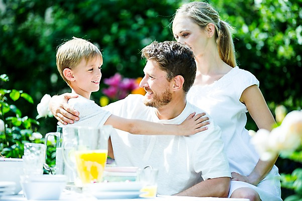 포토 JPG 주간 서양인 백인 여자 남자 아들 초등학생 가족 안기 엄마 미소 앉기 상반신 성인 야외 세명 30대 마주보기 아빠 체코 국내포토 자연요소 외국인 학생 유럽 관계 모션 표정 사람 장년 파일형식