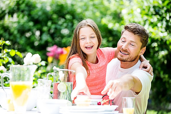 포토 JPG 주간 서양인 백인 여자 남자 딸 가족 중학생 미소 웃음 앉기 상반신 성인 야외 두명 앞모습 30대 식사 아빠 체코 손뻗기 부녀 국내포토 자연요소 외국인 학생 유럽 뷰포인트 관계 모션 청소년 표정 사람 장년 파일형식
