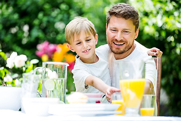 포토 JPG 주간 서양인 백인 남자 아들 초등학생 가족 식탁 미소 앉기 상반신 성인 야외 두명 30대 식사 아빠 체코 손뻗기 부자지간 남자만 국내포토 자연요소 외국인 학생 유럽 관계 모션 탁자 표정 사람 장년 파일형식