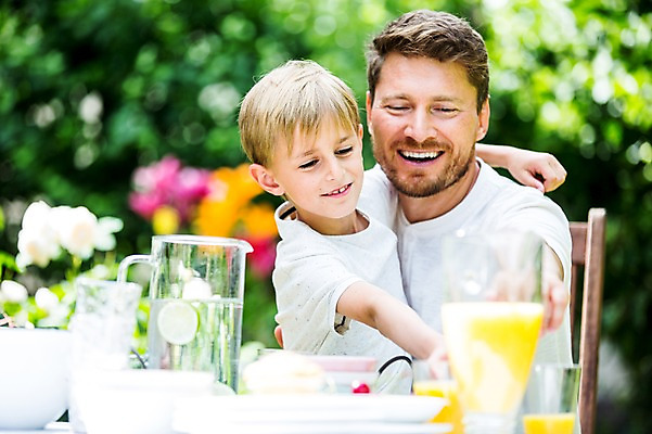 포토 JPG 주간 서양인 백인 남자 아들 초등학생 가족 식탁 미소 앉기 상반신 성인 야외 두명 30대 식사 아빠 체코 손뻗기 부자지간 남자만 국내포토 자연요소 외국인 학생 유럽 관계 모션 탁자 표정 사람 장년 파일형식