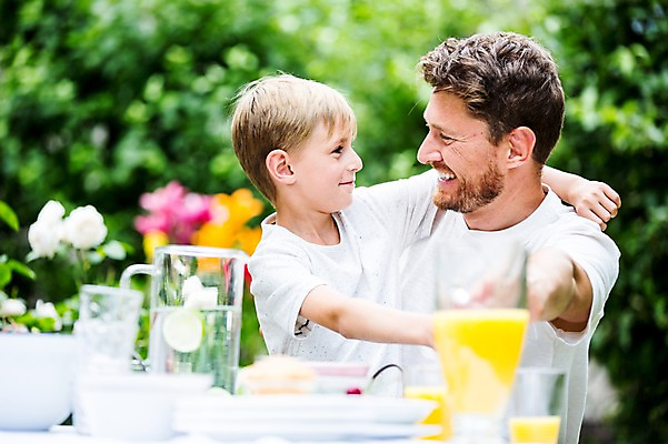 포토 JPG 주간 서양인 백인 남자 아들 초등학생 가족 식탁 미소 앉기 상반신 성인 야외 두명 30대 마주보기 식사 아빠 체코 부자지간 남자만 국내포토 자연요소 외국인 학생 유럽 관계 모션 탁자 표정 사람 장년 파일형식