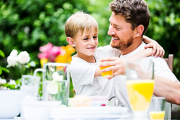 포토 JPG 주간 서양인 백인 남자 아들 초등학생 가족 식탁 잔 미소 들기 앉기 상반신 성인 야외 두명 30대 식사 아빠 오렌지주스 체코 부자지간 남자만 국내포토 자연요소 외국인 학생 식기 유럽 관계 모션 탁자 표정 사람 장년 과일주스 파일형식