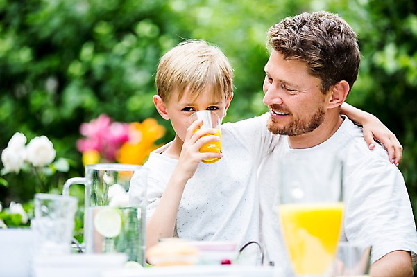 포토 JPG 주간 서양인 백인 남자 아들 초등학생 가족 식탁 잔 미소 들기 앉기 상반신 성인 야외 두명 30대 식사 마시기 아빠 오렌지주스 체코 부자지간 남자만 국내포토 자연요소 외국인 학생 식기 유럽 관계 모션 탁자 표정 사람 장년 과일주스 파일형식